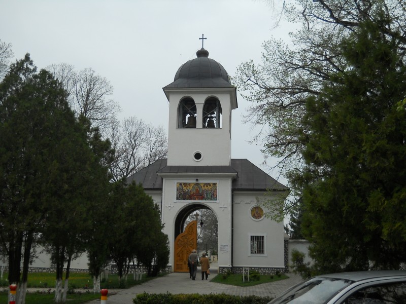 Manastirea "Adormirea Maicii Domnului" Hodos-Bodrog - La 1,5 km de sat, sat BODROGU NOU; comuna ZADARENI, district Arad
