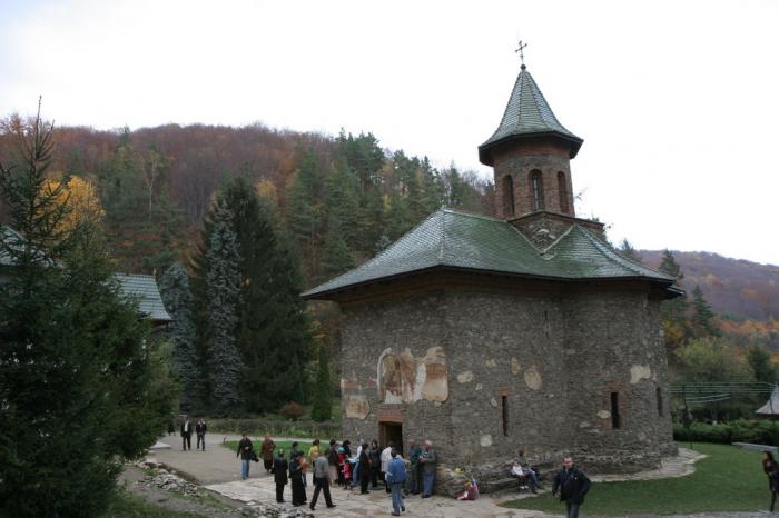 Biserica "Sf. Treime" a Manastirii Prislop - 129 la 3 km V de sat, sat apartinator SILVASU DE SUS; oras HATEG, district Hunedoara