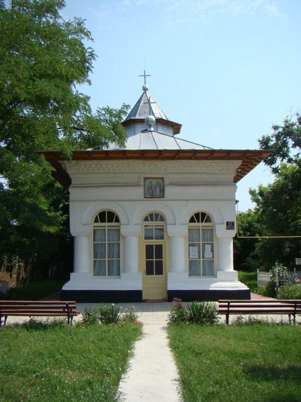 Biserica "Sf. Voievozi" - Cata - Str. Eminescu Mihai 1, municipiul RAMNICU SARAT, district Buzau