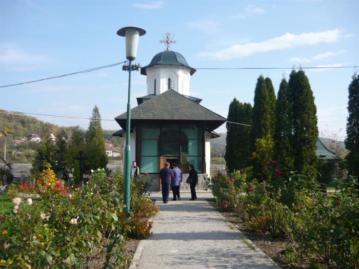 Biserica "Nasterea Maicii Domnului" a schitului Ostrov - Str. Calea lui Traian 694 Insula Ostrov, oras CALIMANESTI, district Valcea