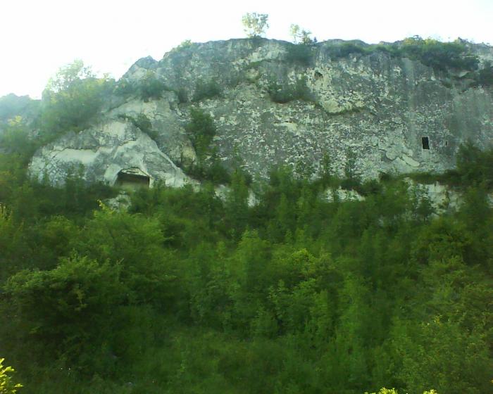 Schitul rupestru "La Chilii" - Pe Valea Sărăţica, sat PODGORIA; comuna TATARU, judetul Prahova