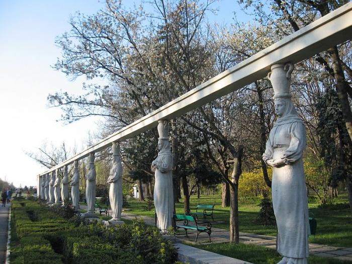 Herastrau Park - Piaţa De Gaulle Charles f.n. sector 1 (delimitat de Bd. Prezan Constantin, mareşal - Şos. Kiseleff, Şos. Bucureşti-Ploieşti - str. Elena Văcărescu - Şos. Nordului - Bd. Aviatorilor), municipiul BUCURESTI