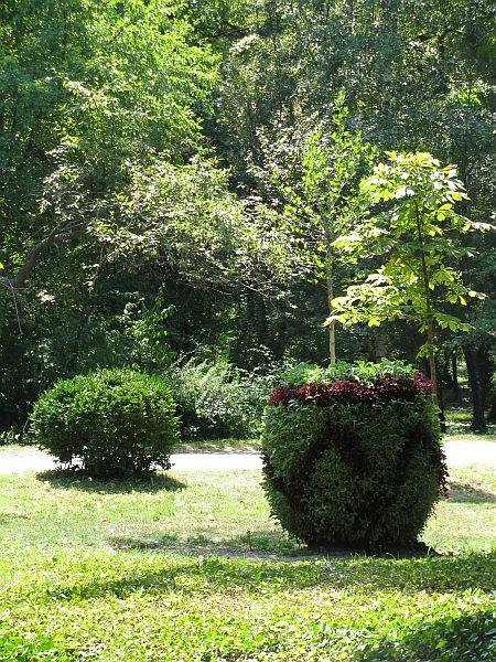 Carol Park - Piaţa Libertăţii f.n. sector 4 (delimitat de P-ţa Libertăţii - str. g- ral Candiano Popescu - Calea Şerban Vodă - str. Cuţitul de Argint - str. dr. Constantin Istrati), municipiul BUCURESTI