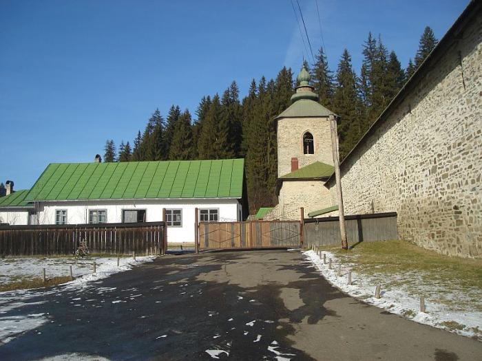 Zid de incinta - , sat SLATINA; comuna SLATINA, judetul Suceava
