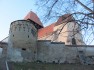 Incintă fortificată, cu turn de poartă, bastion, turnul semicircular şi zwinger