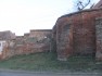 Incintă fortificată, cu turn de poartă, bastion, turnul semicircular şi zwinger