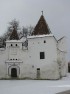 Incintă fortificată, cu turnuri, acces fortificat, încăperi pentru provizii, anexe.